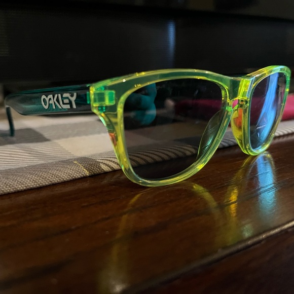 Kids lime green REAL Oakley sunglasses! Xxs never been worn! Brand new - Picture 8 of 14